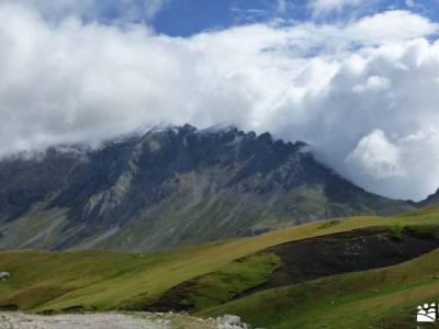 Corazón de Picos de Europa;lagunas neila puerto navafria foces del rio pendon ruta gr 10 fuente del